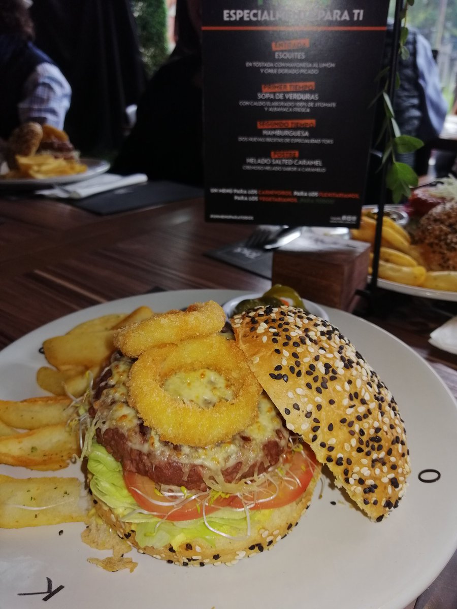 EstrategiaRev's tweet photo. #NotBurger @ToksMx una #Hamburguesa que no es #Hamburguesa el sabor es inigualable, los nutrientes son iguales, la presentación es mejor y el ambiente para comerla es relajado!!! https://t.co/QrAsmE9lYU
