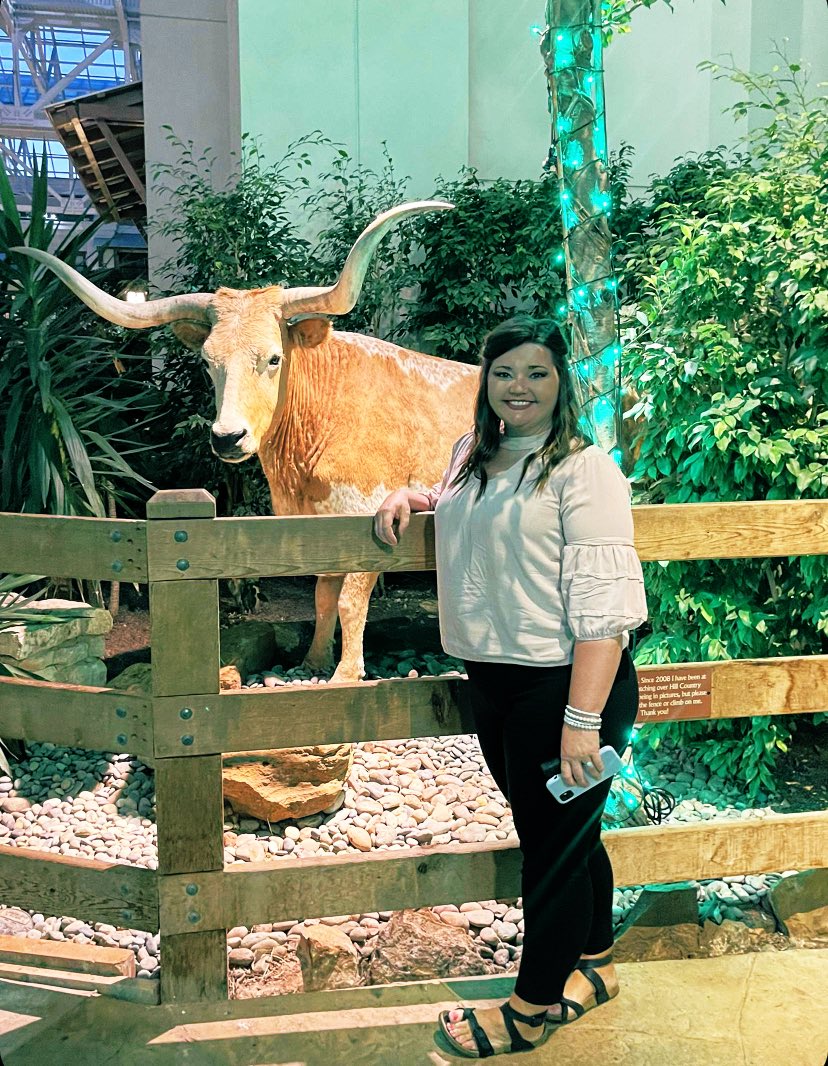 RtrBrandy's tweet photo. When in Texas, do as the Texans do. 🐂 https://t.co/HpDWqxnDcB