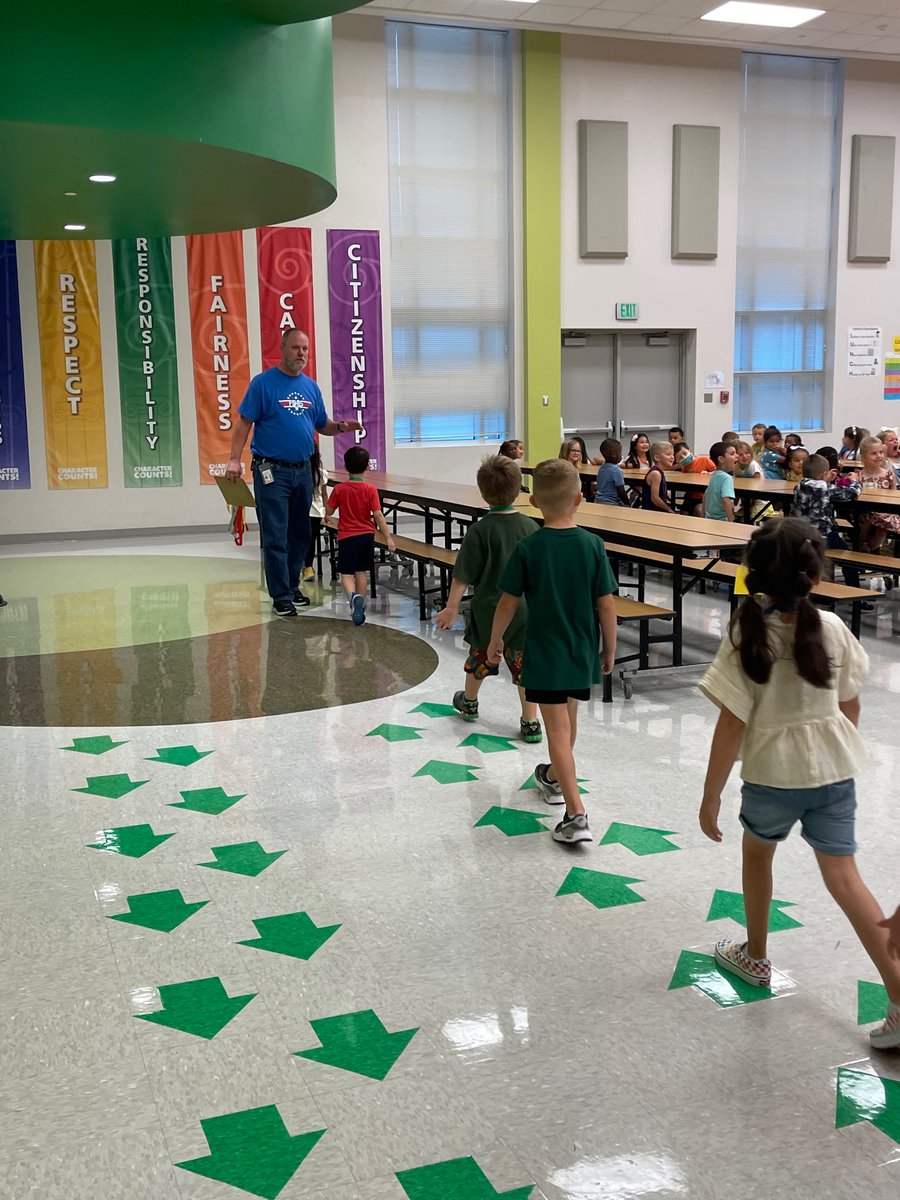 BuddBarbie's tweet photo. What a great first day! @FSHISD @gomez_rene1010 https://t.co/fMWta8ZSDg