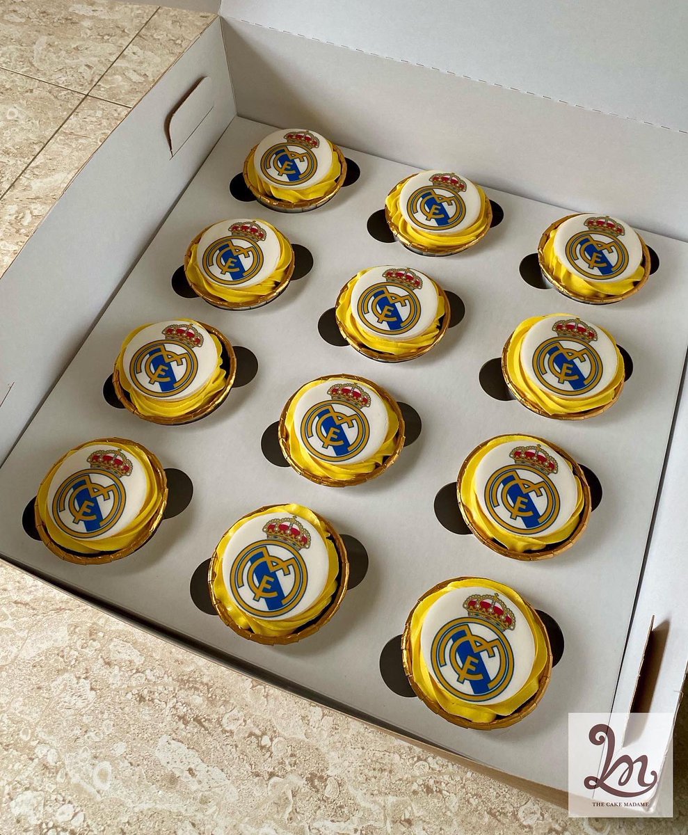 TheCakeMadame's tweet photo. Celebrating a football season birthday with a 2 layered Real Madrid orange sponge cake and Belgian chocolate cupcakes, with edible prints.
#RealMadridCake #RealMadridCupcakes #OrangeSponge #BelgianChocolate #ButtercreamFrosting #EdiblePrints #Cakegasm https://t.co/pttsz8Mzoj