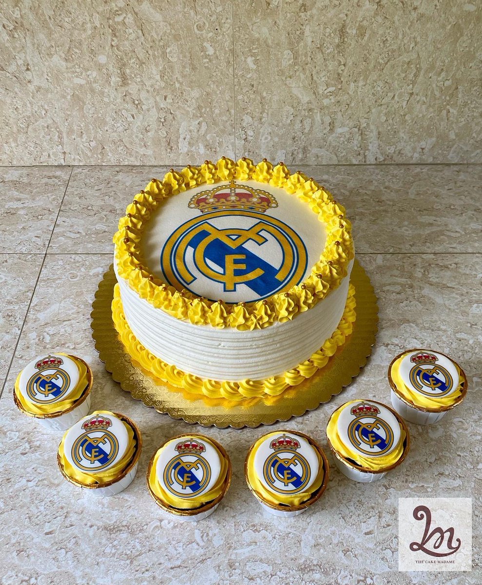 TheCakeMadame's tweet photo. Celebrating a football season birthday with a 2 layered Real Madrid orange sponge cake and Belgian chocolate cupcakes, with edible prints.
#RealMadridCake #RealMadridCupcakes #OrangeSponge #BelgianChocolate #ButtercreamFrosting #EdiblePrints #Cakegasm https://t.co/pttsz8Mzoj