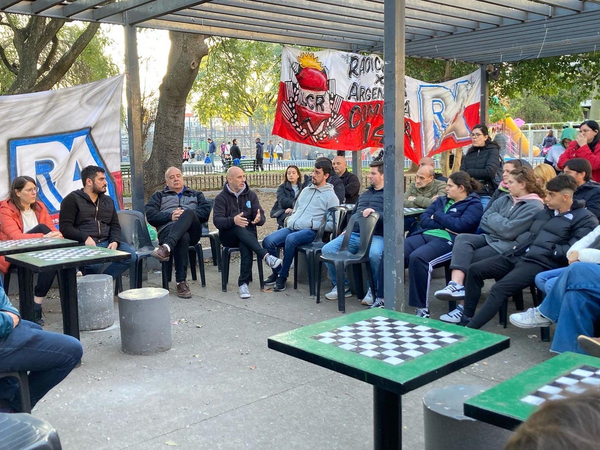 ocampomartinBA's tweet photo. Hoy estuvimos junto a @inesparry, en la actividad organizada por el secretario de la @jradicalcaba @franloupias compartiendo con los jóvenes las leyes que promovemos desde la Legislatura para el beneficio de los vecinos, con el objetivo claro de lograr la Ciudad que queremos. https://t.co/oCobwNTb8k