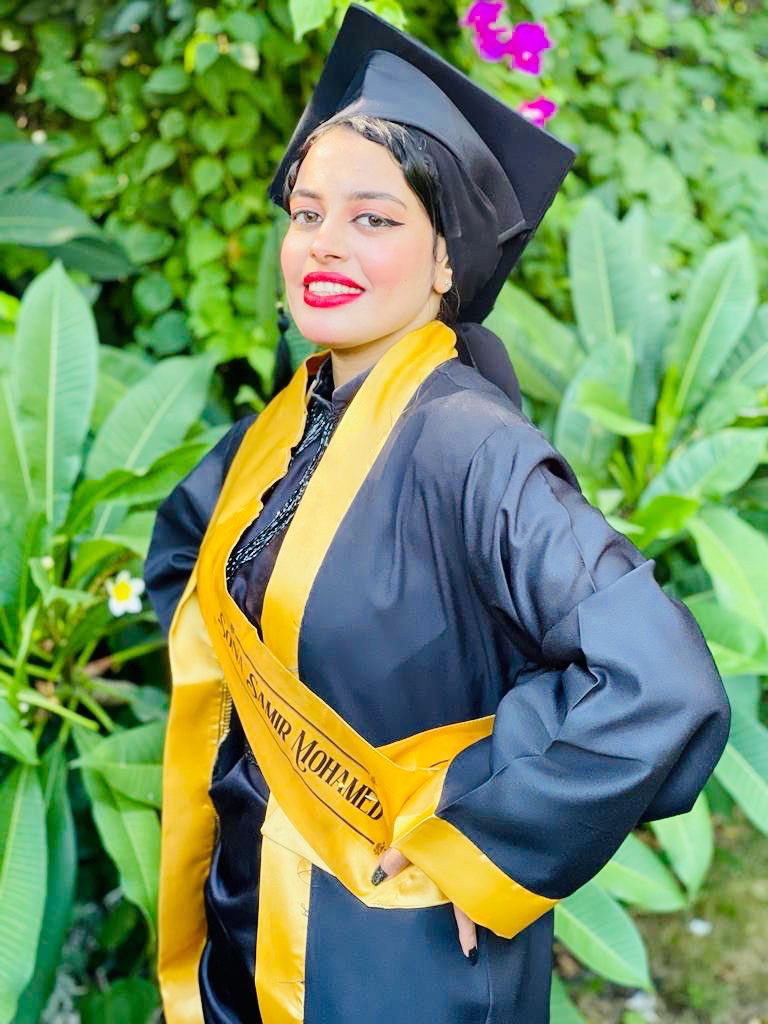 7azBatsona's tweet photo. officially graduated 🎓🖤🖤🖤. https://t.co/ZsycLENh3o