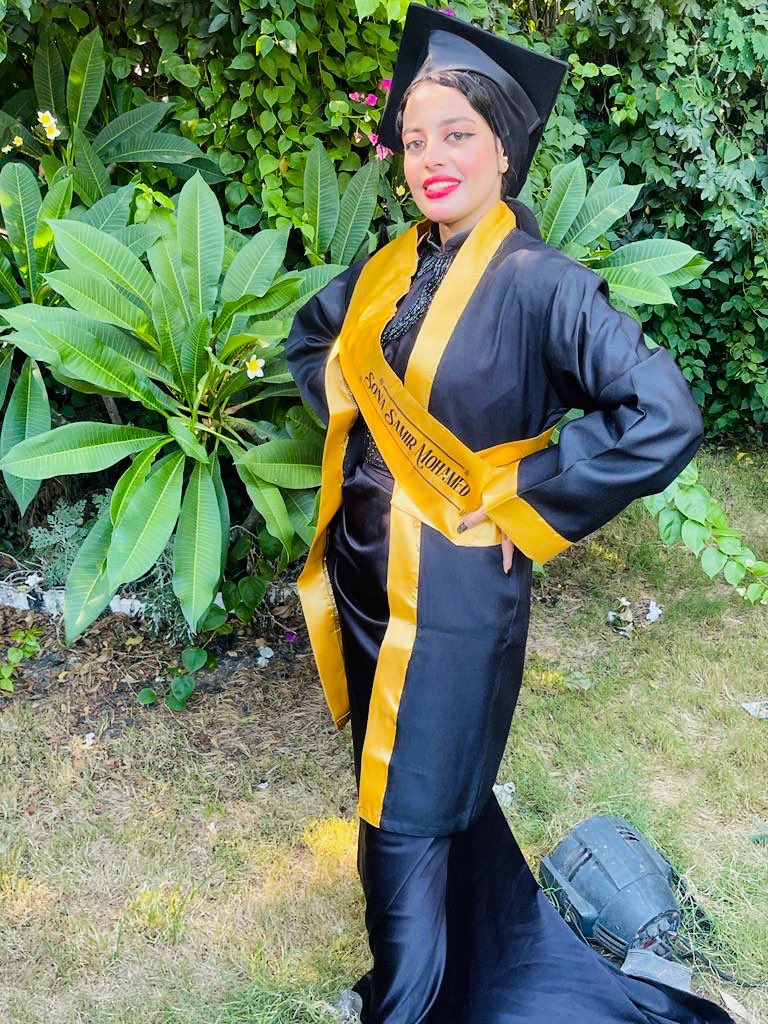 7azBatsona's tweet photo. officially graduated 🎓🖤🖤🖤. https://t.co/ZsycLENh3o