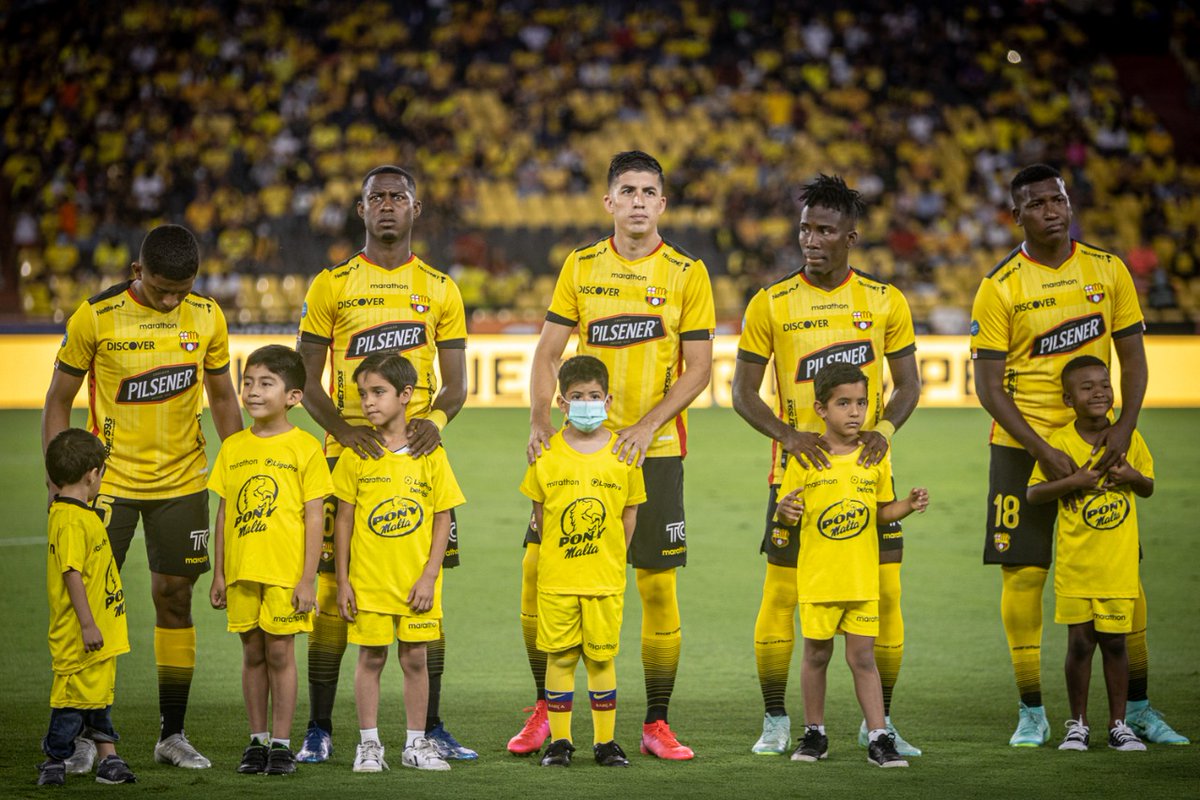 rafaelverduga's tweet photo. ¡Desde pequeños muestran todo su amor por estos colores! 💛🖤

Nuestros @sociosbsc #BSCKids juntos a los jugadores en el estadio Monumental, Banco Pichincha💛 🏟️ https://t.co/dNhUMCLIpJ