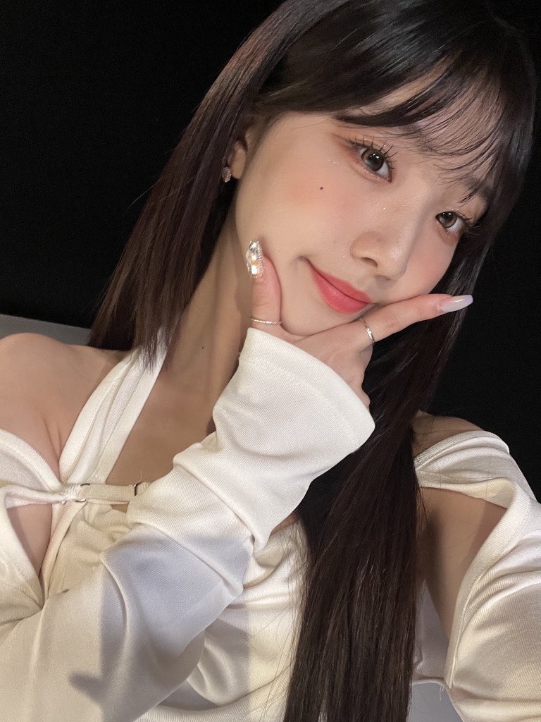 yeoseothinker's tweet photo. hi guys, sorry for the inactivity, but I'm in exam week at school 😵‍💫 so I'll be back when exams are over. Please keep supporting and loving yeojin &amp; leeseo, they love you!! 💖 https://t.co/6yPKtx1Cv7