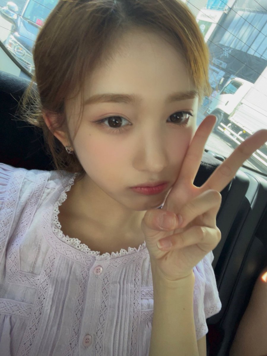 yeoseothinker's tweet photo. hi guys, sorry for the inactivity, but I'm in exam week at school 😵‍💫 so I'll be back when exams are over. Please keep supporting and loving yeojin &amp; leeseo, they love you!! 💖 https://t.co/6yPKtx1Cv7