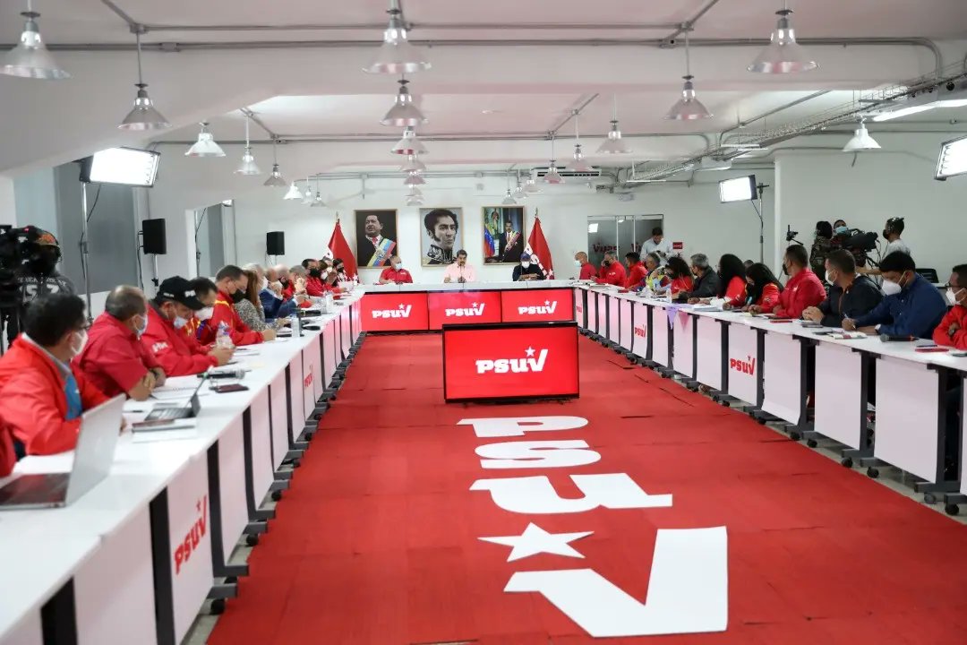 PartidoPSUV's tweet photo. (IMÁGENES) En reunión con nuestro Presidente @NicolasMaduro y toda la Dirección Nacional del PSUV. 

@dcabellor
#PSUVEnRevoluciónConLasBases 
#SomosPSUV https://t.co/hu1xtPLxje
