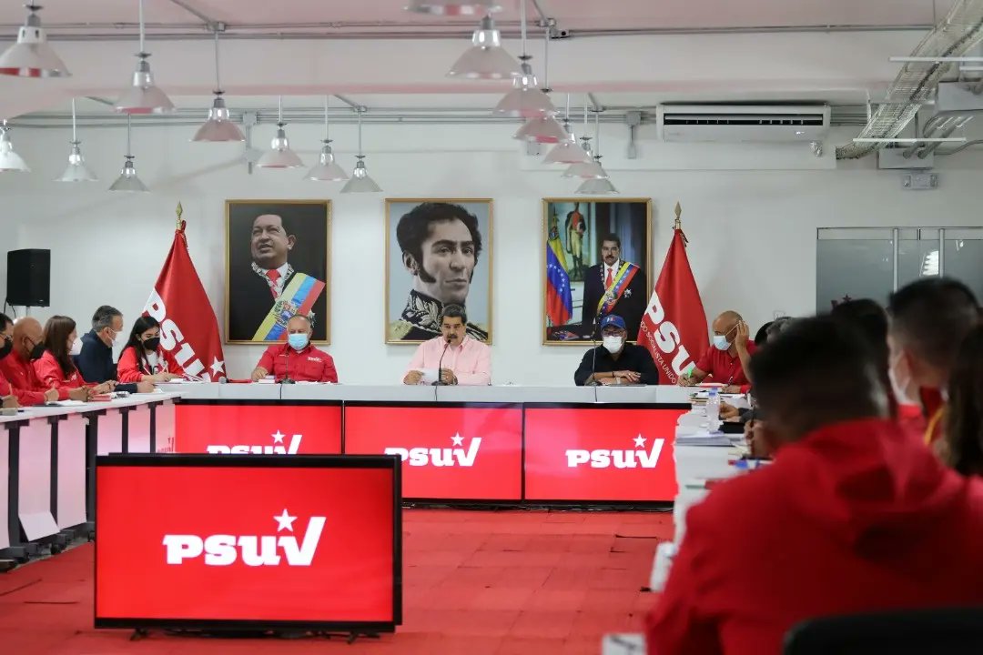 PartidoPSUV's tweet photo. (IMÁGENES) En reunión con nuestro Presidente @NicolasMaduro y toda la Dirección Nacional del PSUV. 

@dcabellor
#PSUVEnRevoluciónConLasBases 
#SomosPSUV https://t.co/hu1xtPLxje