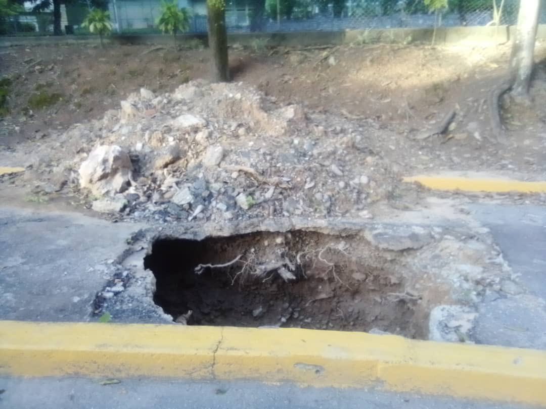LauritaMachado's tweet photo. Esta es la entrada de la calle Llano Verde.  Tenemos más de un año esperando solución @HidroCapital2 @ServiciosEH @eliasayegh https://t.co/uKsklgyFsc