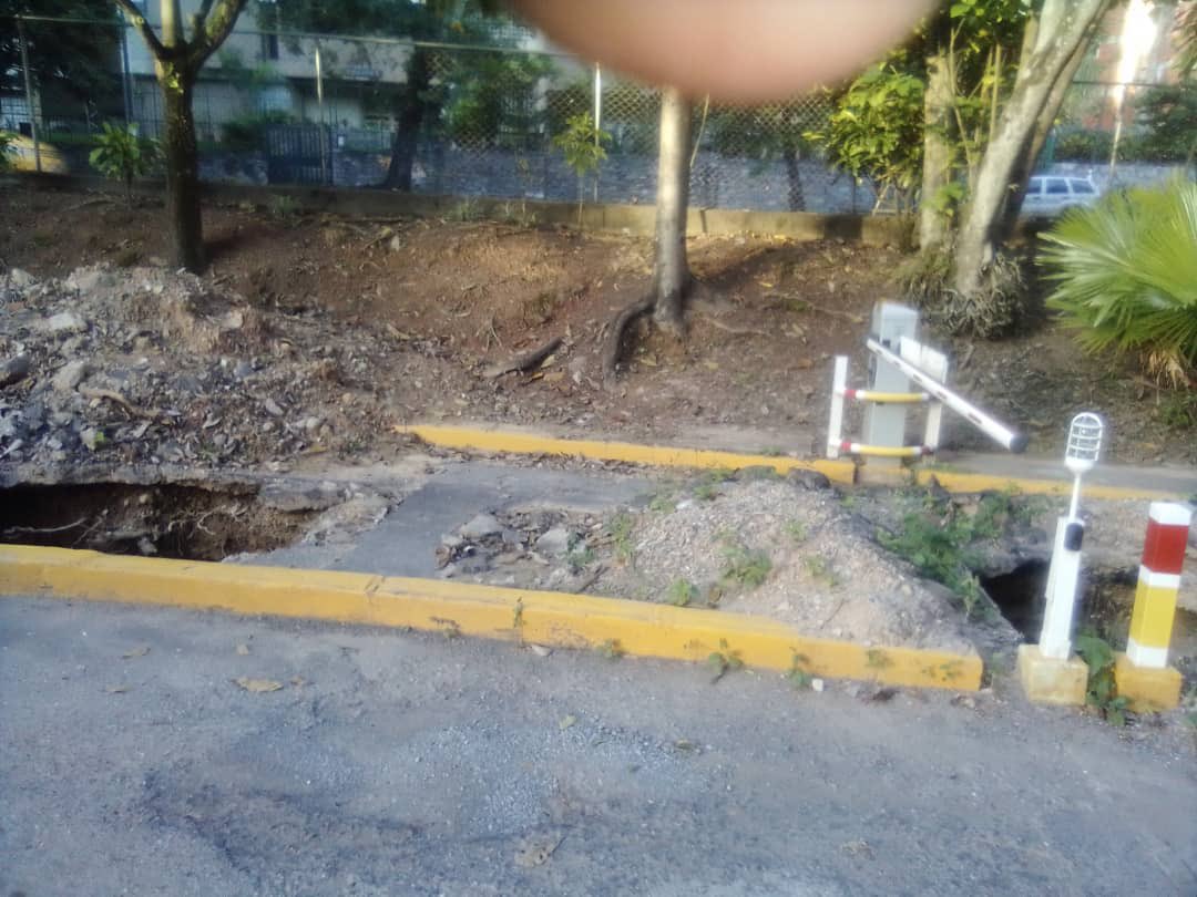 LauritaMachado's tweet photo. Esta es la entrada de la calle Llano Verde.  Tenemos más de un año esperando solución @HidroCapital2 @ServiciosEH @eliasayegh https://t.co/uKsklgyFsc