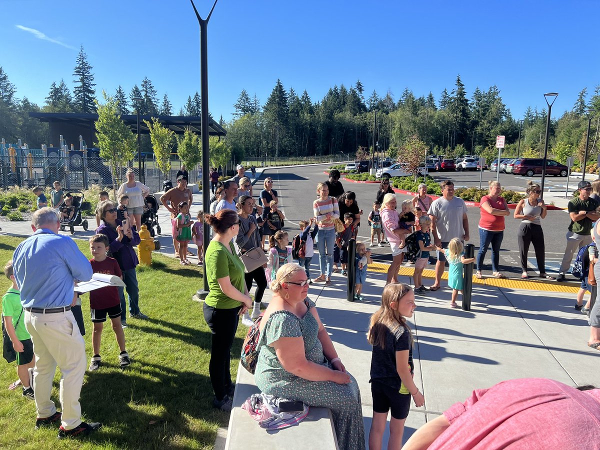 psdcomms's tweet photo. Kindergarten Jumpstart began today across Peninsula School District! In KJ student meet new friends, get to know their teachers, explore their school, and even take a practice school bus ride! #WeArePSD #InspireAndEmpowerPSD @psd401 @lreaugh https://t.co/5soOKPQegm