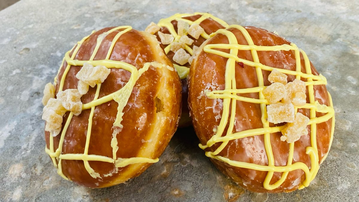 TTasteTravels's tweet image. Mango Ginger Kiss
Glazed Yeast Shell Doughnut, Mango Custard Filling, topped with Ginger Icing and Crystalized Ginger.
*
*
*
*
#citywalk #universalcitywalk #themeparkfood #ufbeats #universal