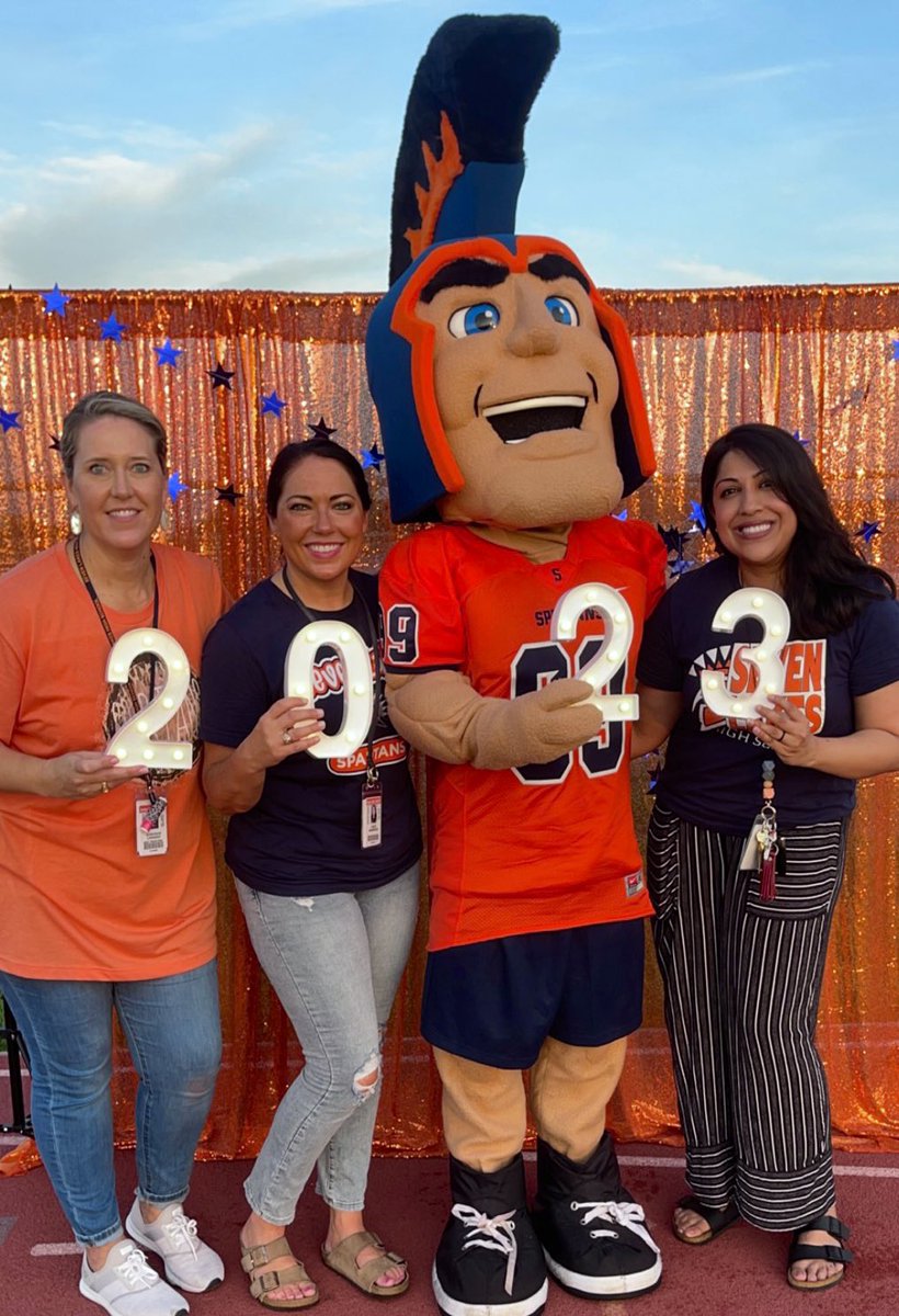 I won the Senior Sponsor Lottery y’all! These ladies are THE BEST!! 😍 #classof23 #7LakesHS @sadafsnyder <a href="/LesWakefield/">Leslie Wakefield</a>