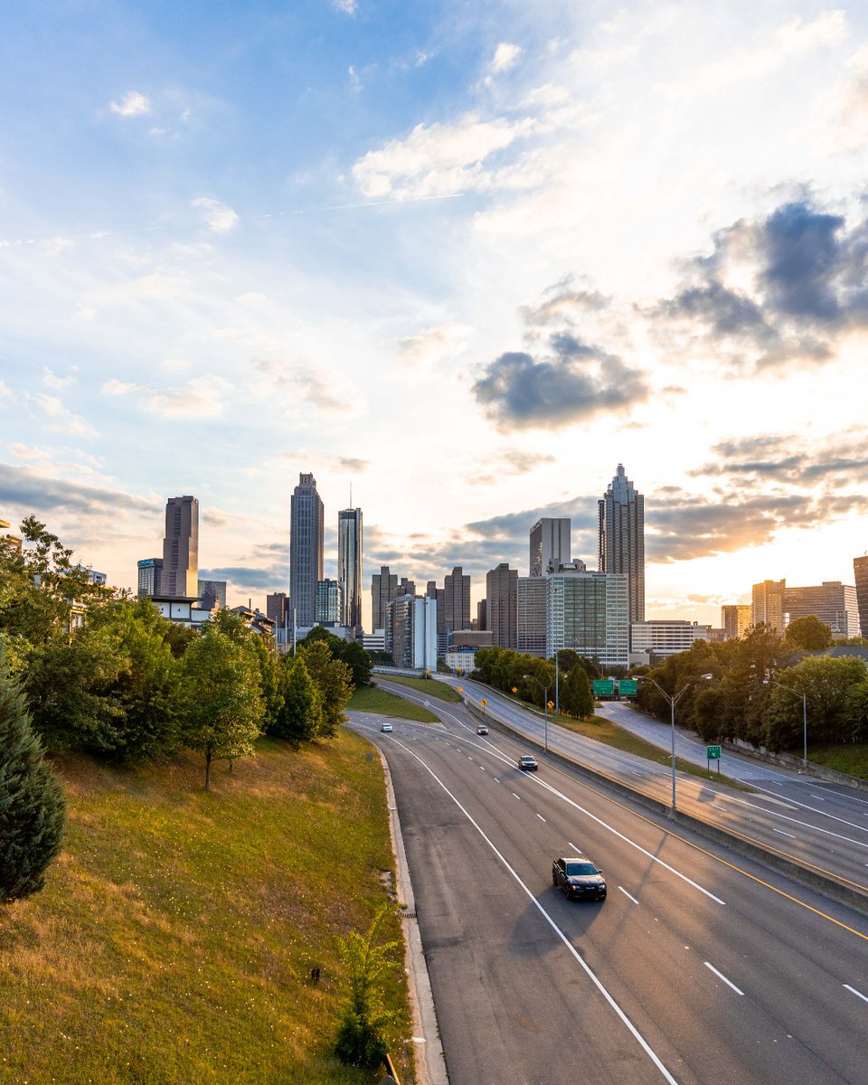 Fun fact! Atlanta's Jackson Street Bridge is one of the most popular photo locations in the city among both tourists and locals. It features one of the only unobstructed views of the skyline and has been featured in shows like The Walking Dead and Atlanta! 📸