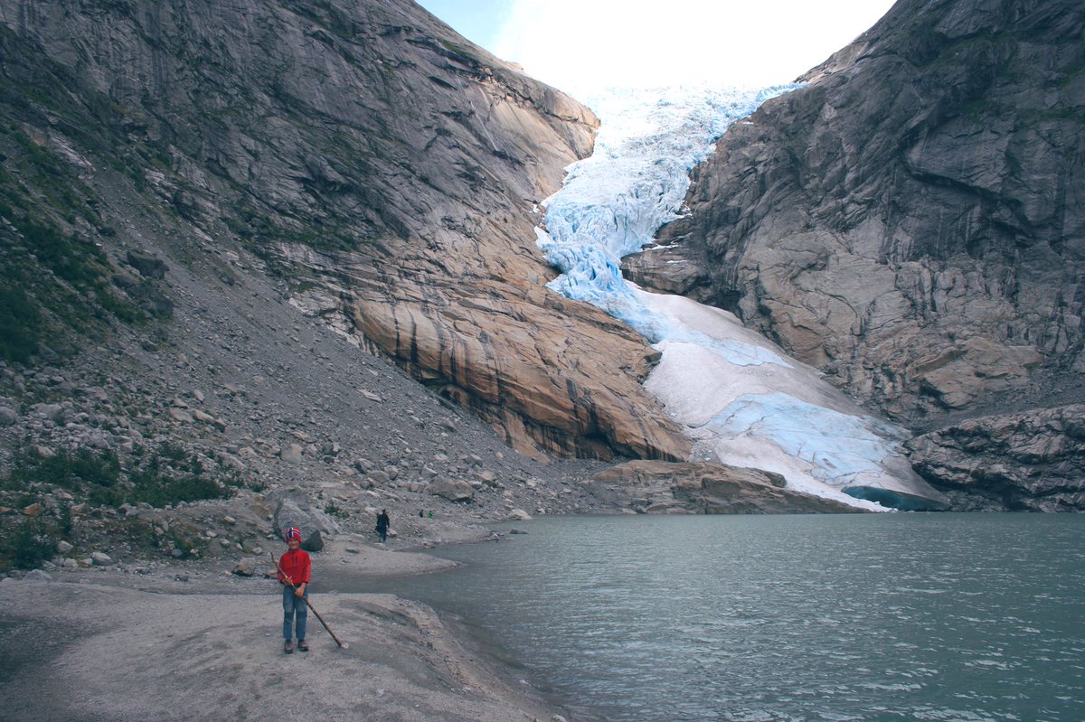 timmermansr's tweet photo. How it started (my first visit to the #Briksdal #glacier in 2009)
How it’s going (my visit again today)
#ClimateCrisis #Nordfjord #Norway 🇳🇴 https://t.co/cW9P5J6R1A