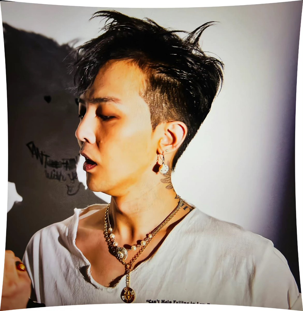realaaaoe's tweet photo. I have loved this man for 10 years, but every time I see a picture of him. I still have a feeling of first love.
#GDRAGON
#kwonjiyong
#BIGBANG
#권지용
#bigbangisvip https://t.co/hkrWQ263TE