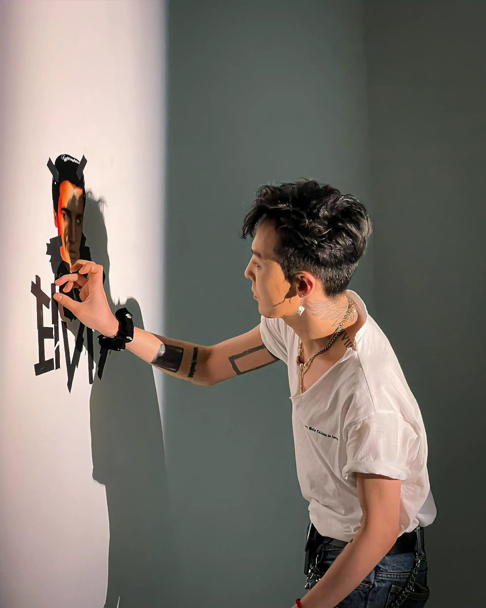 realaaaoe's tweet photo. I have loved this man for 10 years, but every time I see a picture of him. I still have a feeling of first love.
#GDRAGON
#kwonjiyong
#BIGBANG
#권지용
#bigbangisvip https://t.co/hkrWQ263TE