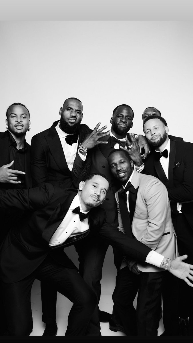 ¡Pero qué elegancia! 😎
Juan Toscano 🌟 LeBron James 🌟 Stephen Curry 🌟 Draymond Green
📸: Juan Toscano