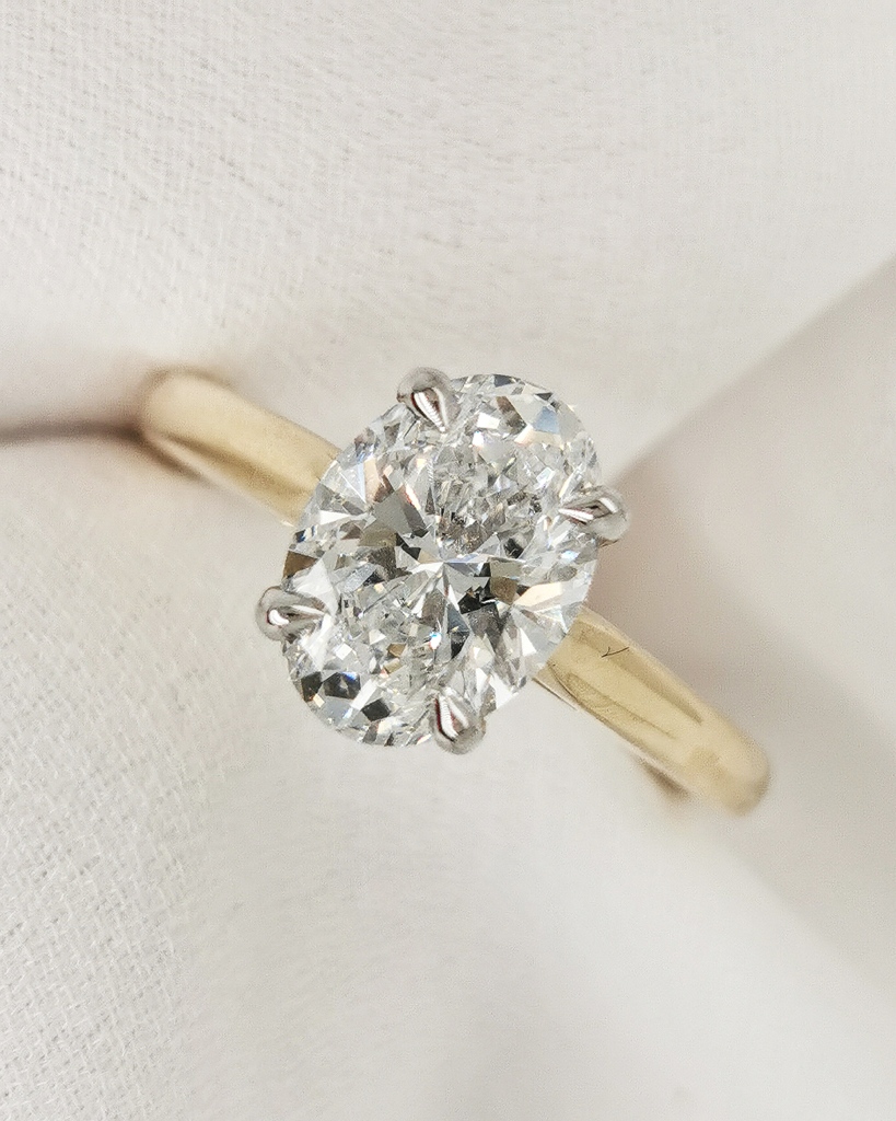 BillHicksDesign's tweet image. Big, bright and beautifully sparkly - this Oval diamond is a D colour and VVS quality and shines like the sun in this two tone setting.  ⁠
If you are looking for the perfect ring, then get in touch today and let us help you create something amazing. 
billhicksjewellery.com.au/form/
