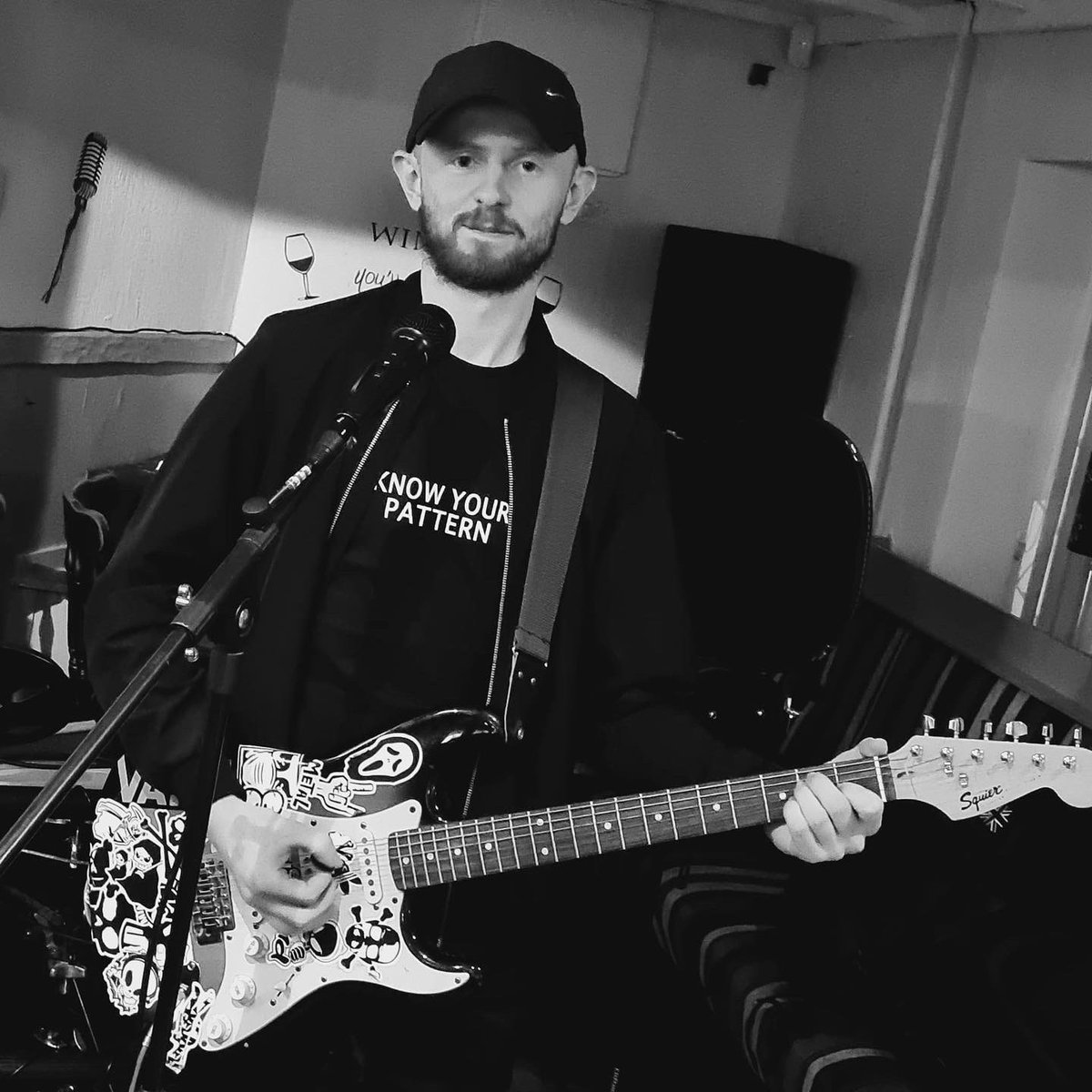 jacksewell14's tweet photo. Played boars head tonight but sadly one of my strings broke so we cut the set short but we move on and play rabbit hole tomorrow!the lessons of playing live music 🤷🏻‍♂️🤘🎸 https://t.co/4sdw2DnIYH