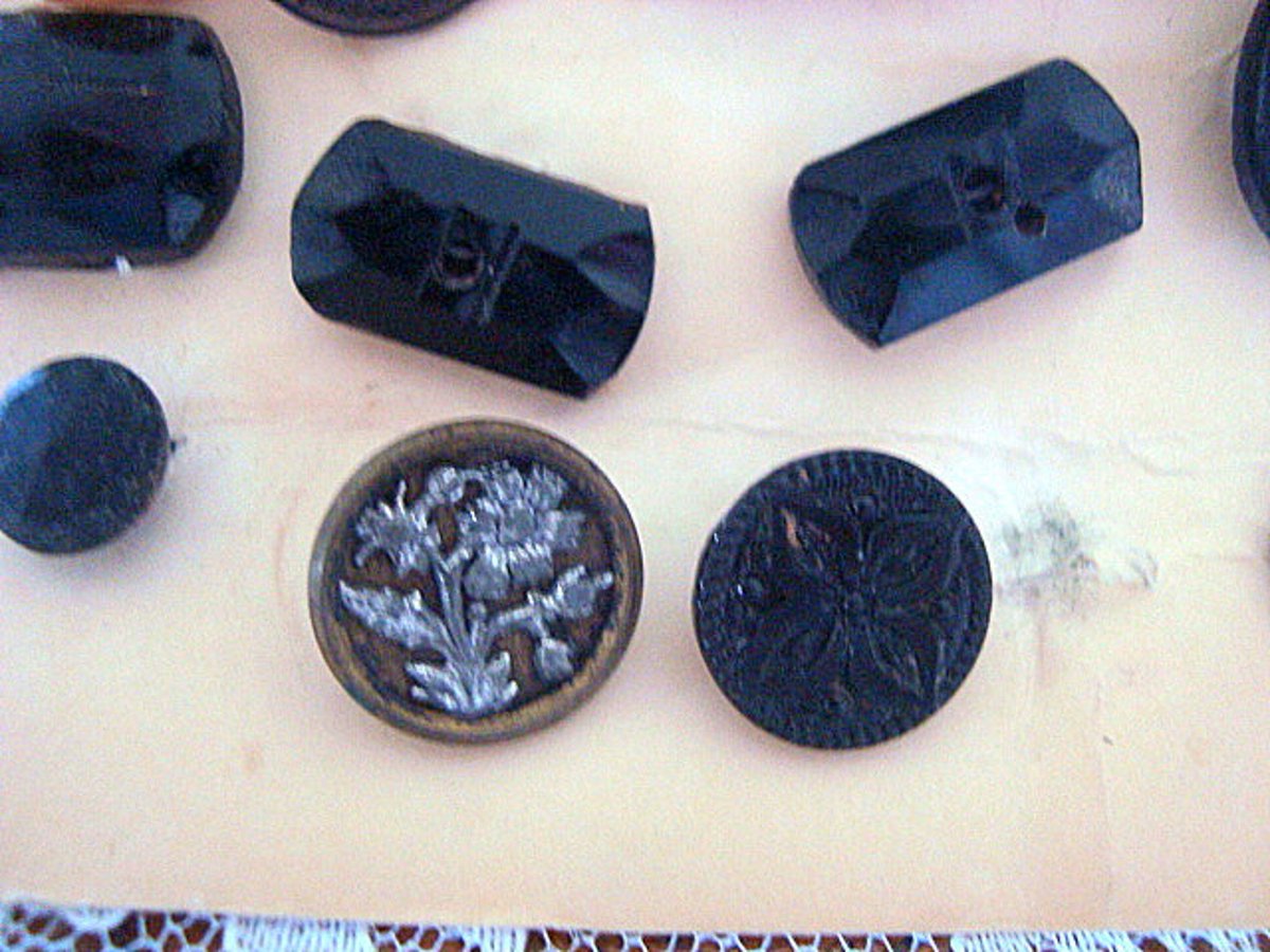 Ln10553171's tweet image. Victorian Buttons Group of 12 Black Jet Glass Engraved Steel with Glass Pearl Buttons 👍
 #BlackJet #Engraved #PearlButtons #VictorianButtons #SofiasCobwebMuseum #EtsyEmail

👉etsy.com/listing/254165…