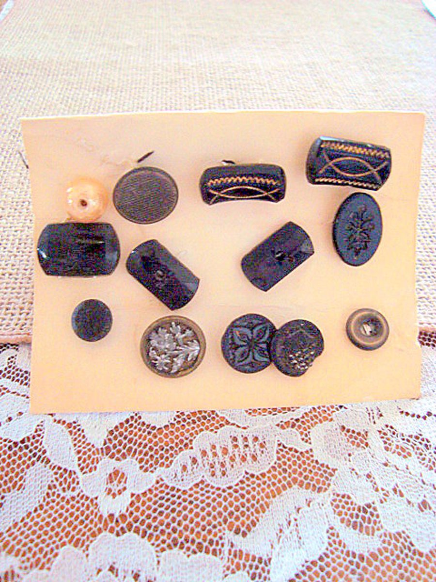 Ln10553171's tweet image. Victorian Buttons Group of 12 Black Jet Glass Engraved Steel with Glass Pearl Buttons 👍
 #BlackJet #Engraved #PearlButtons #VictorianButtons #SofiasCobwebMuseum #EtsyEmail

👉etsy.com/listing/254165…