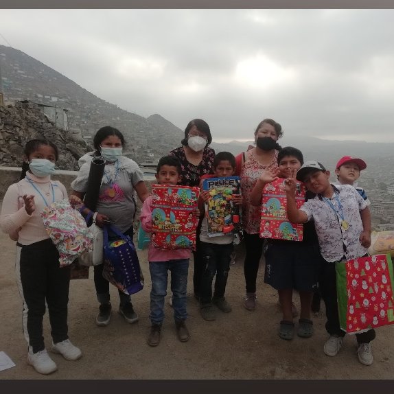 CarmenzunigaV's tweet photo. A DOS AÑOS Y MEDIO DE PANDEMIA CONCURSO DE POESIA DE NIÑOS DE LAS OLLAS COMUNES  ORGANIZADO CON MUCHO ESFUERZO Y LLEGANDO A TODO EL DISTRITO SIN DUDA UN FUTURO DE NIÑOS EJEMPLO Y FORMANDO LIDERES https://t.co/q1MfkUEFoq