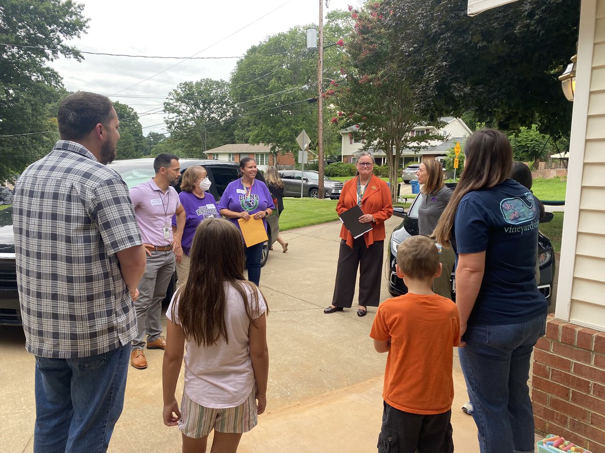 kingsparklions's tweet photo. Awesome Kings Park Welcome Walk 2022 with @FCPSSupt @fcpsnews  #Greatmindsatwork https://t.co/B0yuFBHuXo