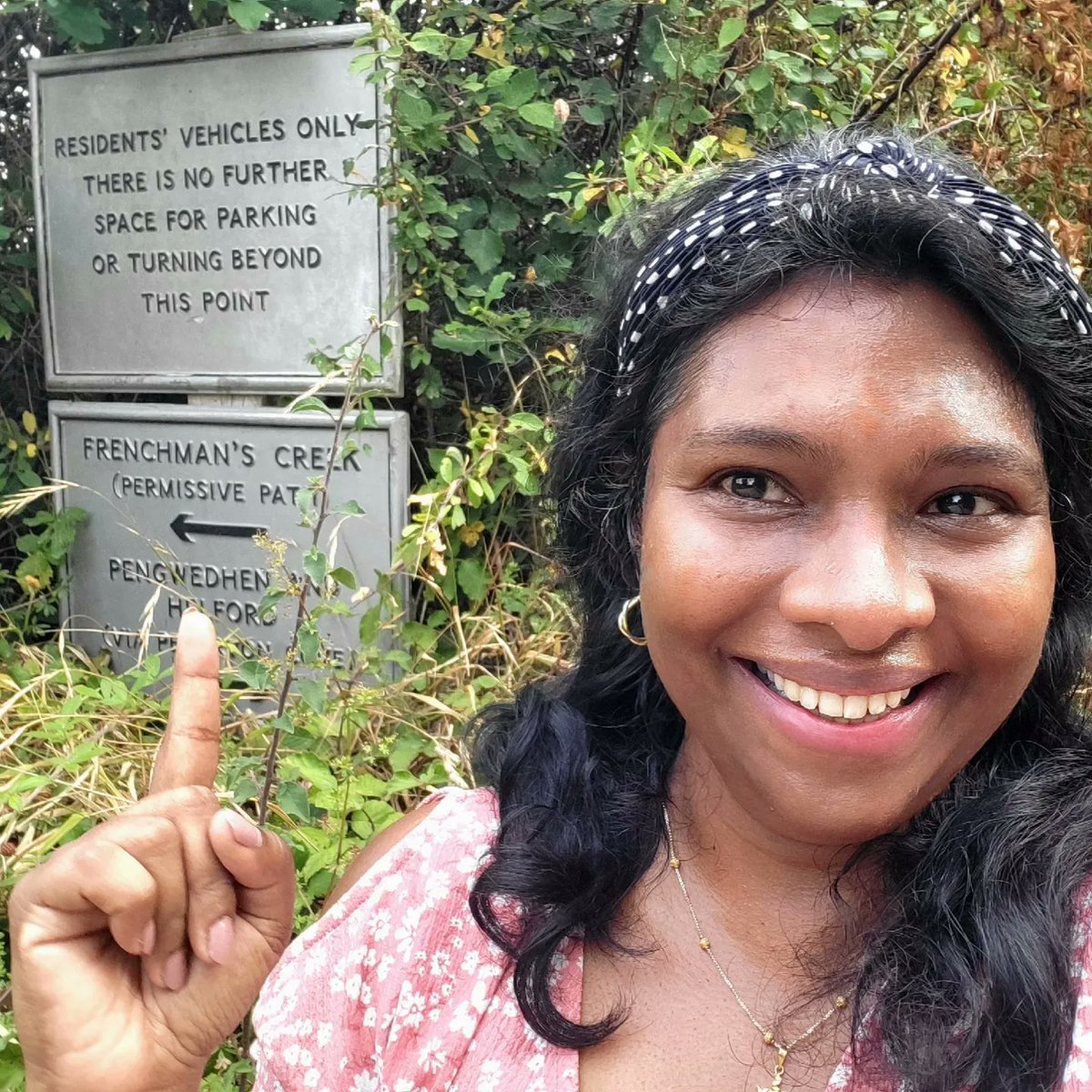 deepa_sena's tweet photo. 14 years ago a friend & I hiked 7 miles around Helford but missed the turn to Frenchman's Creek - a place I wanted to visit ever since I'd read Daphne DuMaurier's book of the same name as a teen. Today I finally made it there - can you tell how happy it makes me? π #booktrips https://t.co/Cg8kYR2uUj