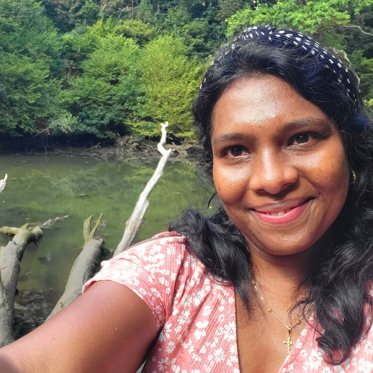 deepa_sena's tweet photo. 14 years ago a friend & I hiked 7 miles around Helford but missed the turn to Frenchman's Creek - a place I wanted to visit ever since I'd read Daphne DuMaurier's book of the same name as a teen. Today I finally made it there - can you tell how happy it makes me? π #booktrips https://t.co/Cg8kYR2uUj