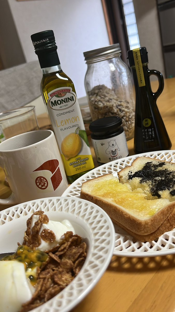 x4v5Qxega8ccpS4's tweet photo. おはようございます
昨日、母に又貰った檸檬🍋オリーブオイル
トーストにつけても凄く美味しいと聞いたので先に買った #Monini
で試して食べてみます😊
半分は大好きな黒ゴマペースト
大好きなパッションフルーツヨーグルト掛け
朝からモリモリ食べます😊 https://t.co/AVVysKZeRz