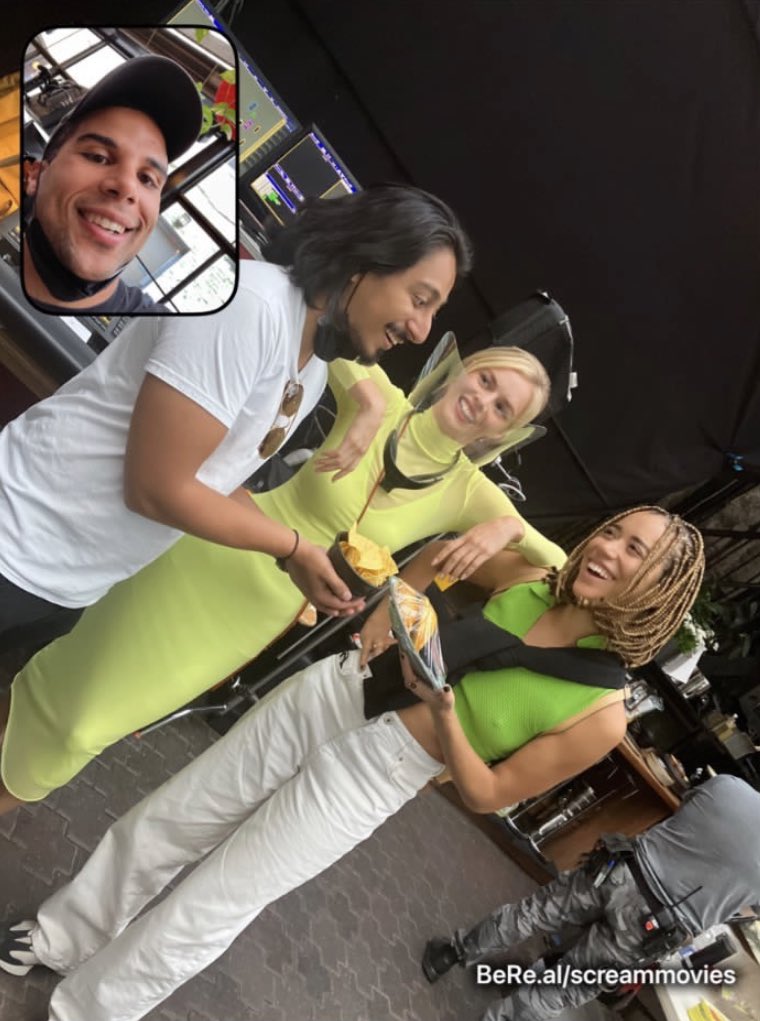 1990SLASHER's tweet image. HELLO??