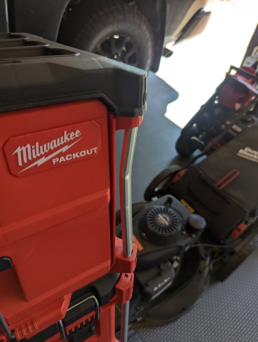 AC3Eenergy's tweet photo. @MilwaukeeTool just received this today and the metal arm is bent and has holes in it. Is this repairable? https://t.co/7VGrv34944