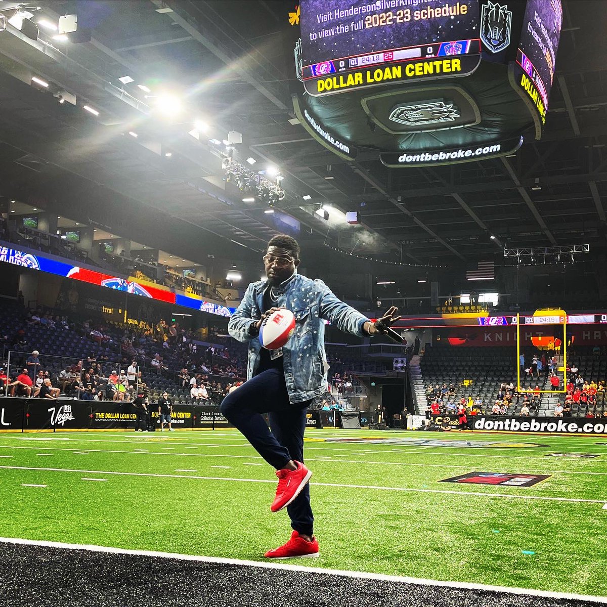 bOjO_LiVe's tweet image. Championship Football &amp;amp; Vegas go together like peanut butter &amp;amp; jelly. 
🏆🤩🏈🎤
It was an honor to host the 1st @indoorfootballleague Championship Game at the @DollarLoanCenter 🙏🏾🙏🏾🙏🏾 #Vegas #InArenaHost #VegasFootball #IFL