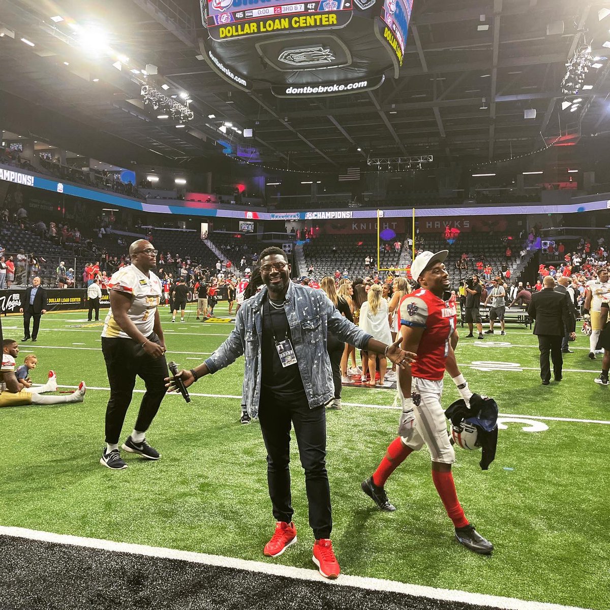 bOjO_LiVe's tweet image. Championship Football &amp;amp; Vegas go together like peanut butter &amp;amp; jelly. 
🏆🤩🏈🎤
It was an honor to host the 1st @indoorfootballleague Championship Game at the @DollarLoanCenter 🙏🏾🙏🏾🙏🏾 #Vegas #InArenaHost #VegasFootball #IFL