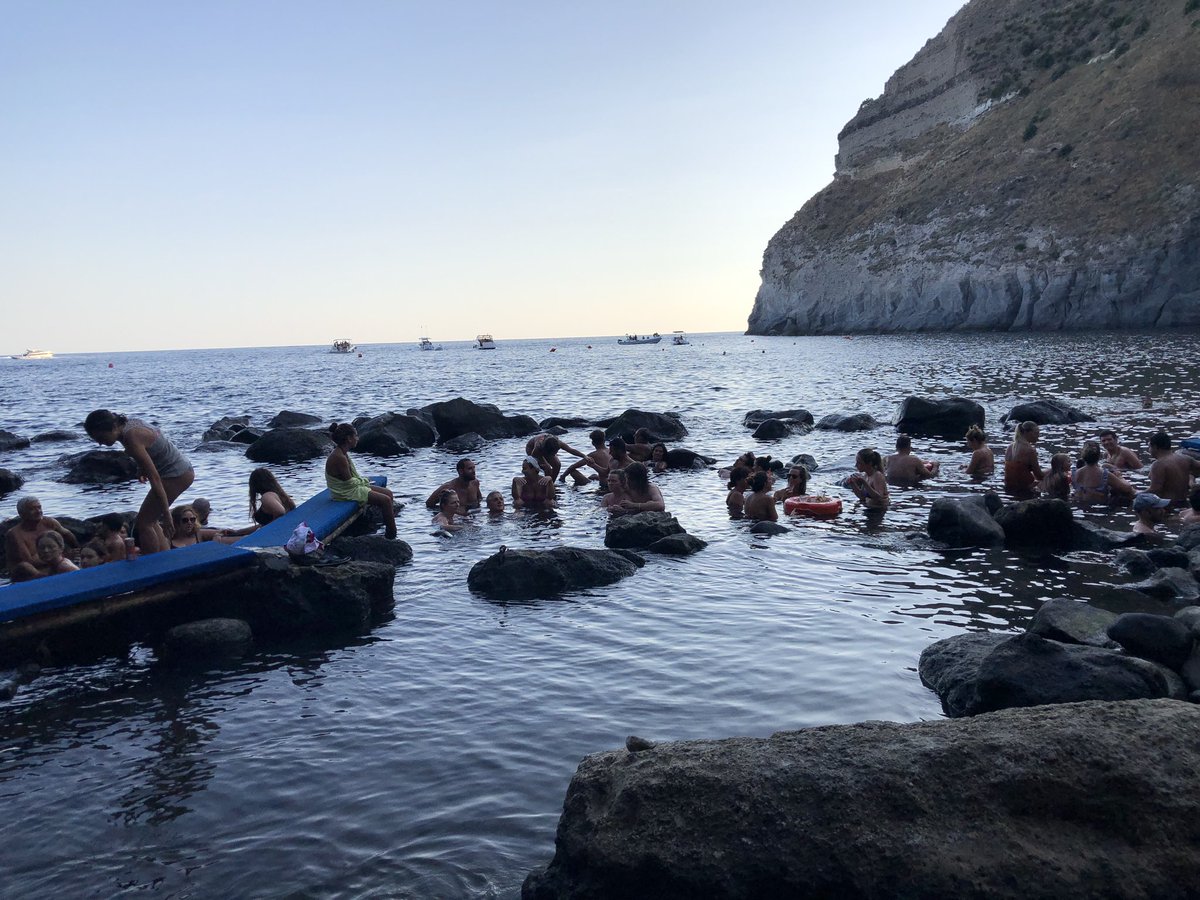 vinc_dibiase's tweet photo. “Son monarca e son boemio
se questa è la miseria
mi ci tuffo
con dignità da re” https://t.co/KMxNBtgdes