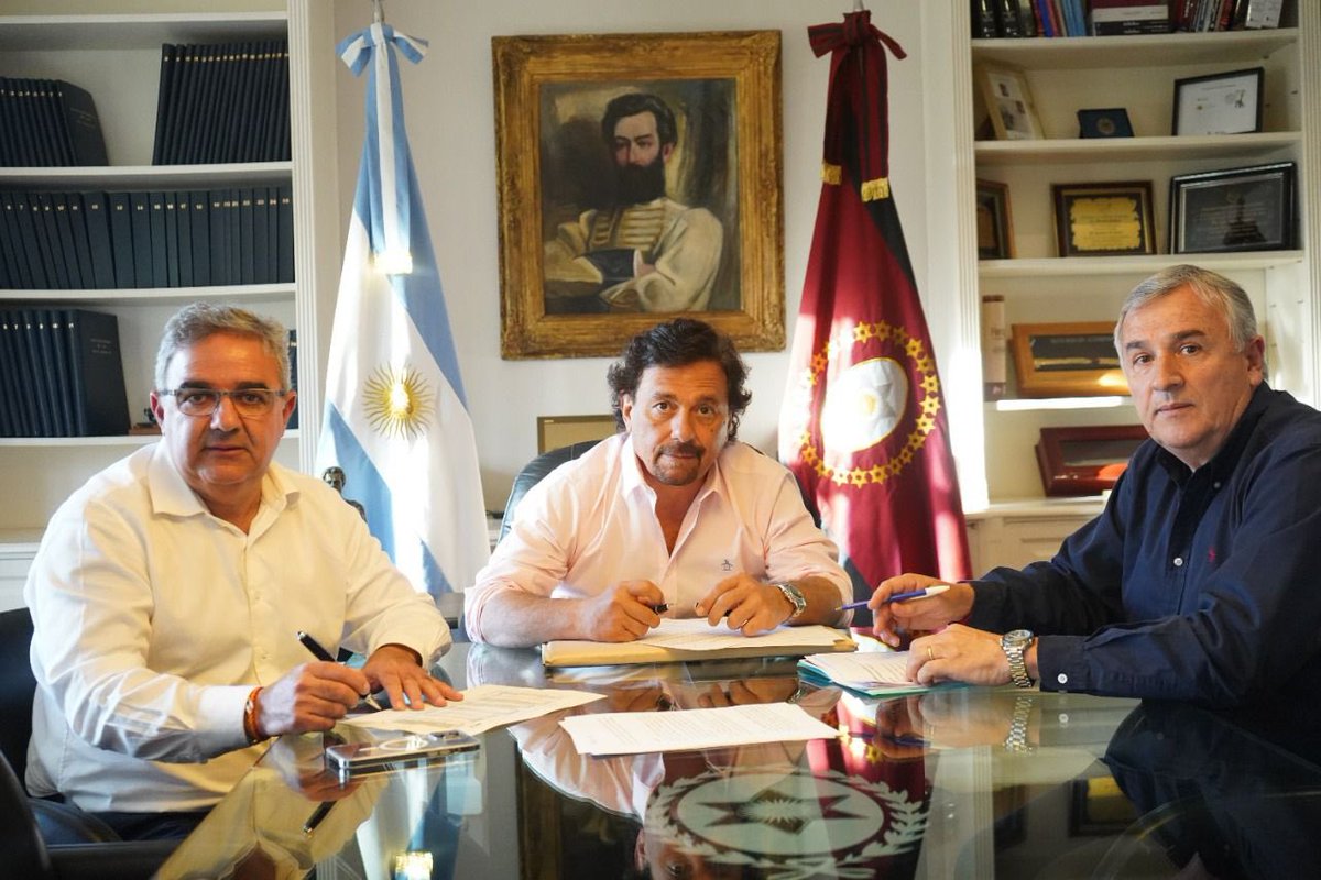 En Salta, junto a los gobernadores <a href="/RaulJalil_ok/">Raúl Jalil</a> de Catamarca y <a href="/GerardoMorales/">Gerardo Morales</a> de Jujuy, nos reunimos con la secretaria de Energía de la Nación, Flavia Royón.