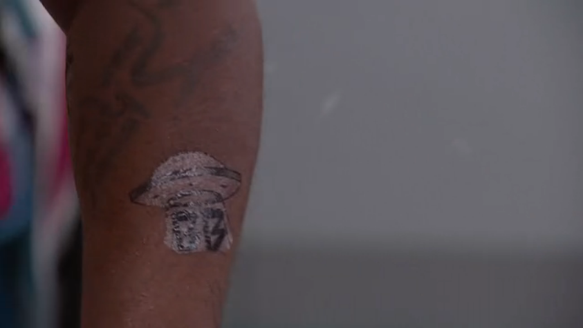 BBLiveUpdaters's tweet photo. #BB24
Good evening everyone! Looks like Terrance is in for a long night applying these tattoos. He's having fun with it. #Ink182
Michael, Britt, Turner watching on & being supportive https://t.co/KJsPPHHwiR