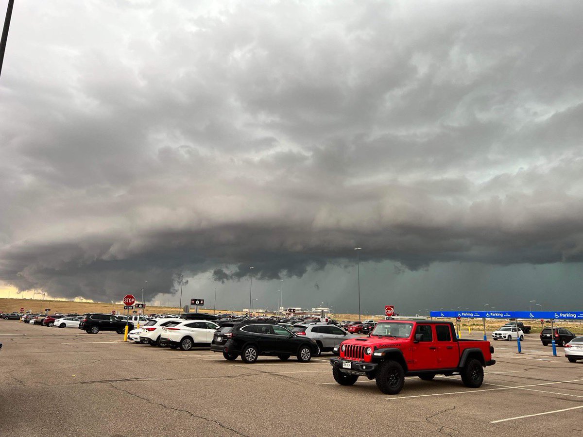 kodythewxguy's tweet photo. DIA
THIS is why I fly in the morning this time of the year. 😬😬😬😬😬😜😜😜😜😜 #COwx #SevereWeather #MotherShip #ArcusCloud
📸 Toby Godek https://t.co/Jzvdabgr6i