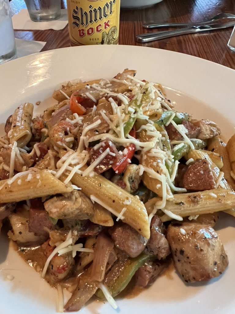 kerrsmu's tweet photo. #Oxford #Boure #pastajambalaya @ShinerBeer #OleMiss perfection! https://t.co/4XvAXvY5nU