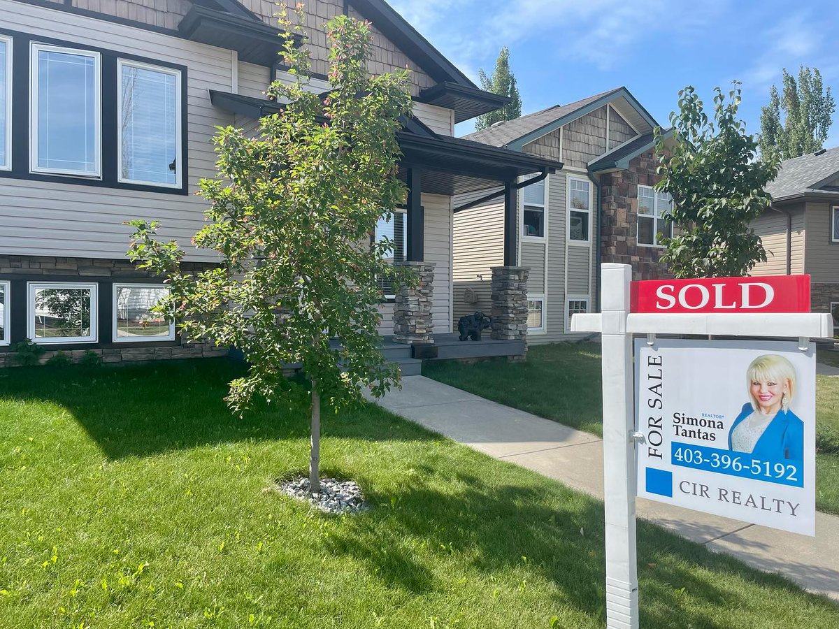 SimonaTantas's tweet photo. Always good putting the Sold sign up #Realtor #realestate #reddeerhomes #reddeerhomesforsale #centralalberta #home #listit #sold #yqf #ygfre #reddeerrealtor #centralalbertarealestate https://t.co/9Lnr5AGCNt