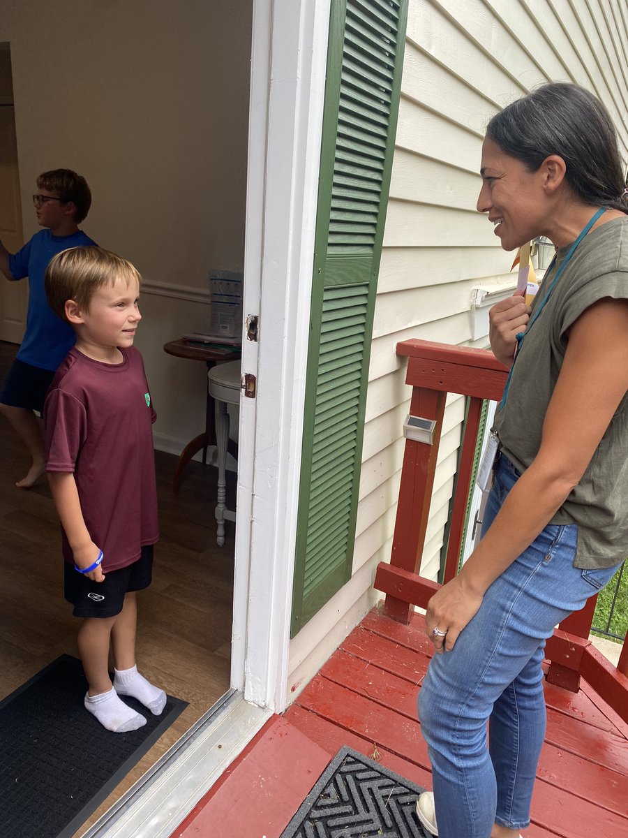 kingsparklions's tweet photo. So many smiles at the Kings Park Welcome Walk 2022 @fcpsnews @FCPSSupt @Region4FCPS #greatmindsatwork https://t.co/8dXojr9kin