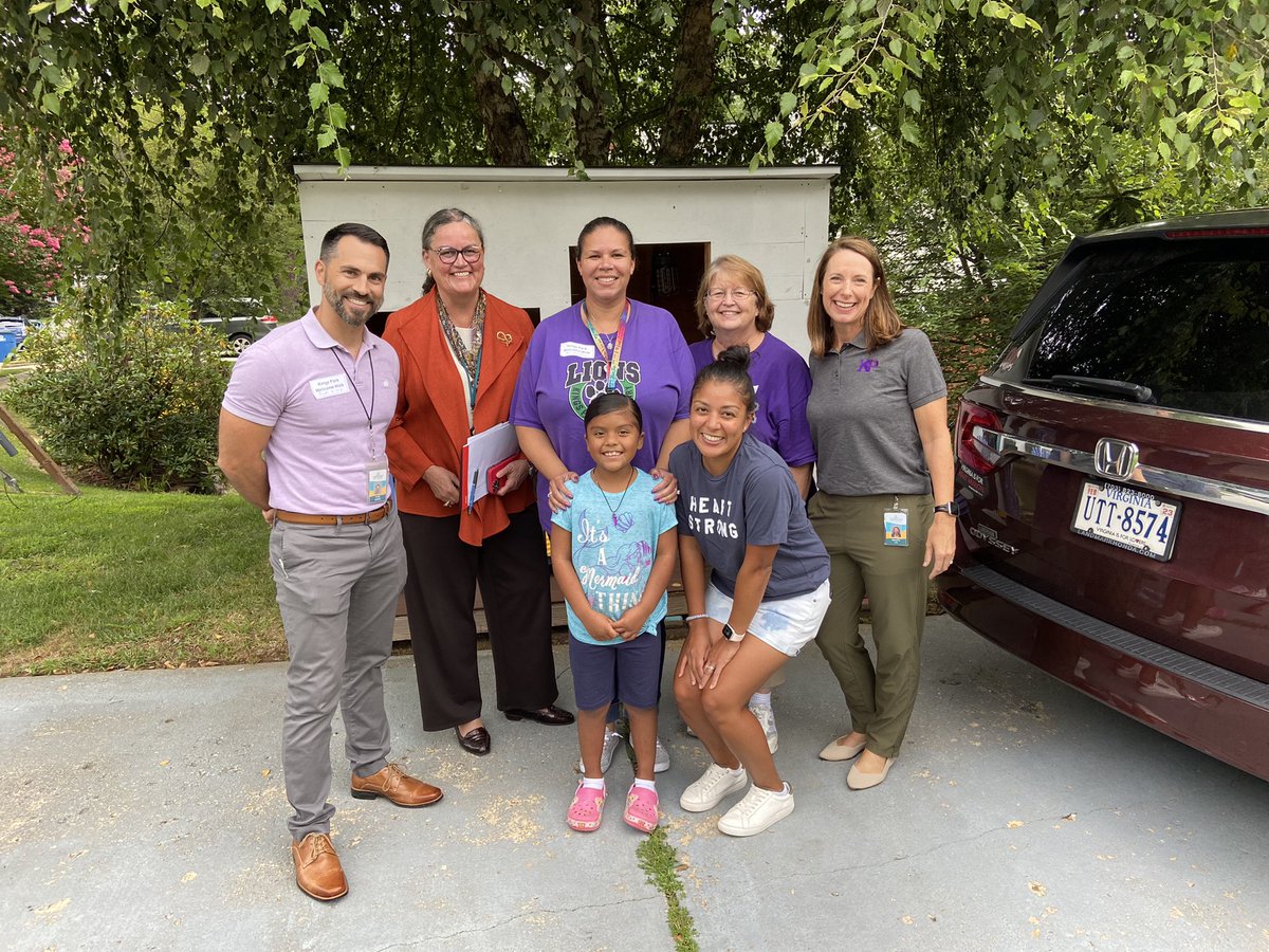 kingsparklions's tweet photo. So many smiles at the Kings Park Welcome Walk 2022 @fcpsnews @FCPSSupt @Region4FCPS #greatmindsatwork https://t.co/8dXojr9kin