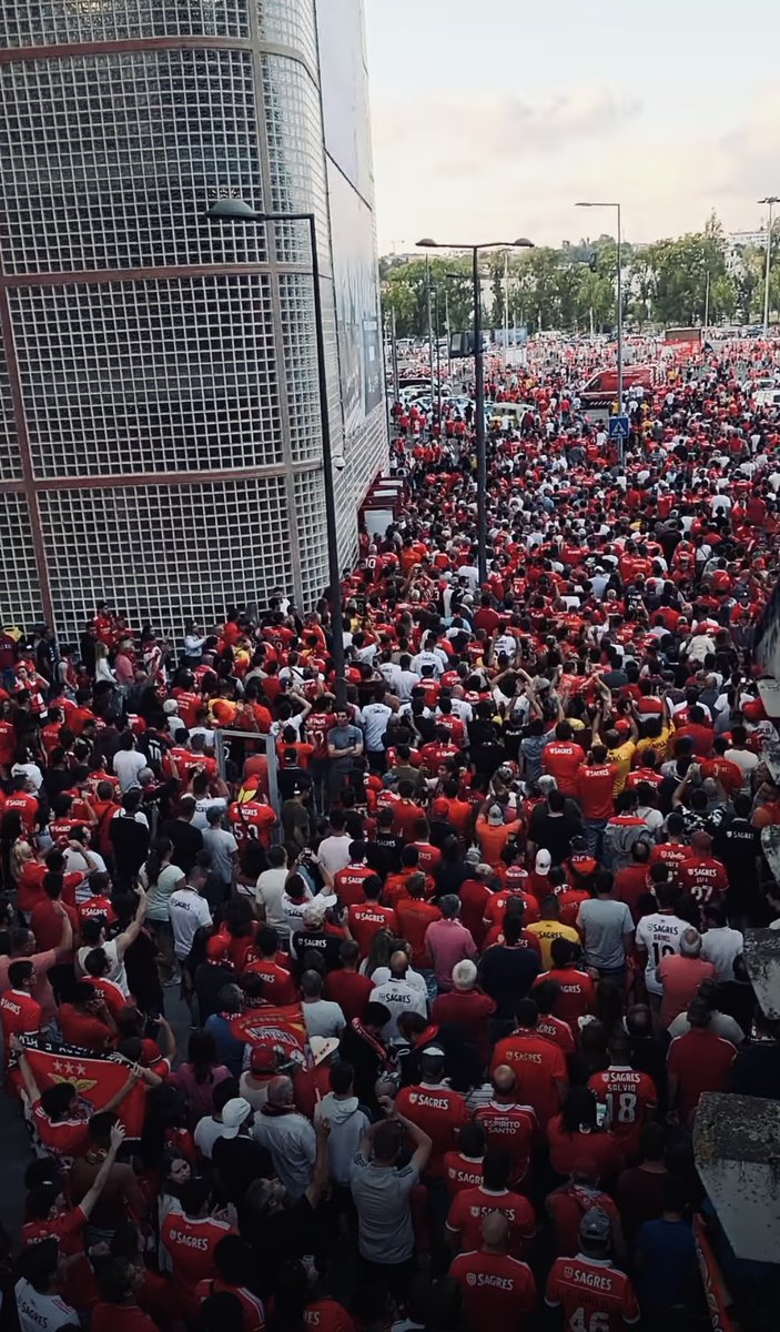Maiores que PORTUGAL. 🔴⚪️ Apoio nunca te faltará, <a href="/SLBenfica/">SL Benfica</a>!