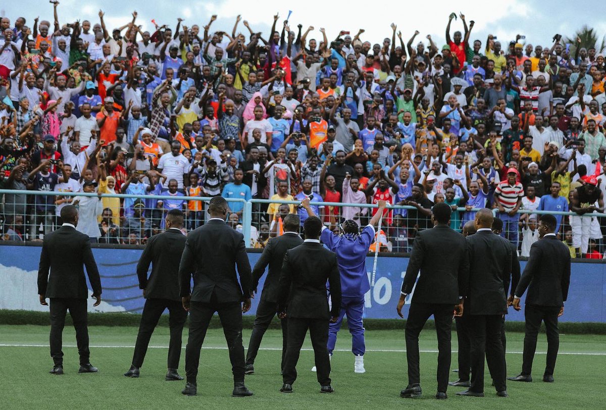 azamfc's tweet photo. AZAM BOY! @Rayvanny 🐆

Msanii wa viwango, ndani ya tamasha la viwango la AZAMKA. 🔝

Ahsante sana kwa shoo kubwa na ya kibabe.

@Yusufbakhresa @AbdukarimAmin 

#weareazamfc #timuborabidhaabora https://t.co/SpmrLBXcvi