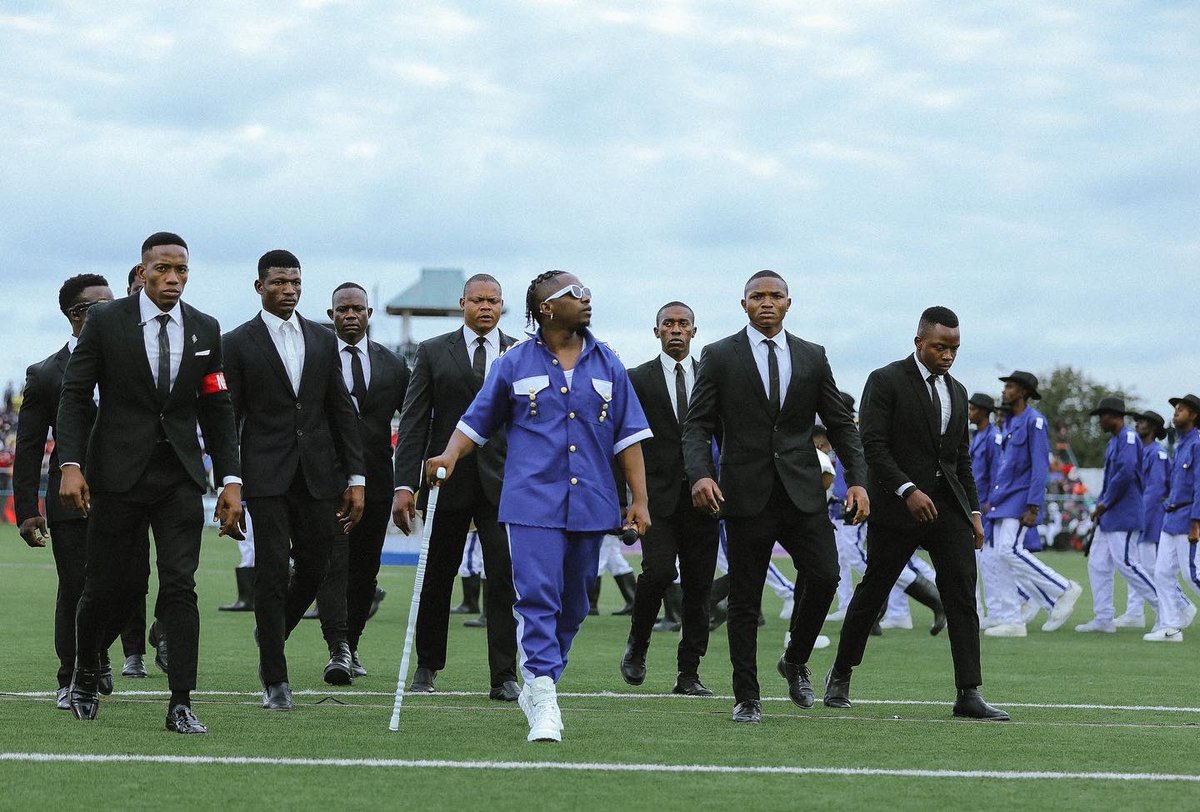 azamfc's tweet photo. AZAM BOY! @Rayvanny 🐆

Msanii wa viwango, ndani ya tamasha la viwango la AZAMKA. 🔝

Ahsante sana kwa shoo kubwa na ya kibabe.

@Yusufbakhresa @AbdukarimAmin 

#weareazamfc #timuborabidhaabora https://t.co/SpmrLBXcvi