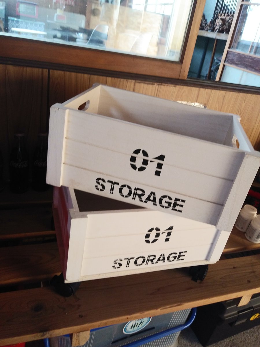 OneFlash's tweet photo. WoodenBoxに双輪キャスターを付けてキッチンワゴンを作りました。支柱の木材にはナチュラルミルクペイントのホワイトを塗りました。これから、どのような使い方をしようかワクワクしています #ダイソーDIYフォトコンテスト #一般部門
@daiso_50th https://t.co/qjJ8OQYDYd