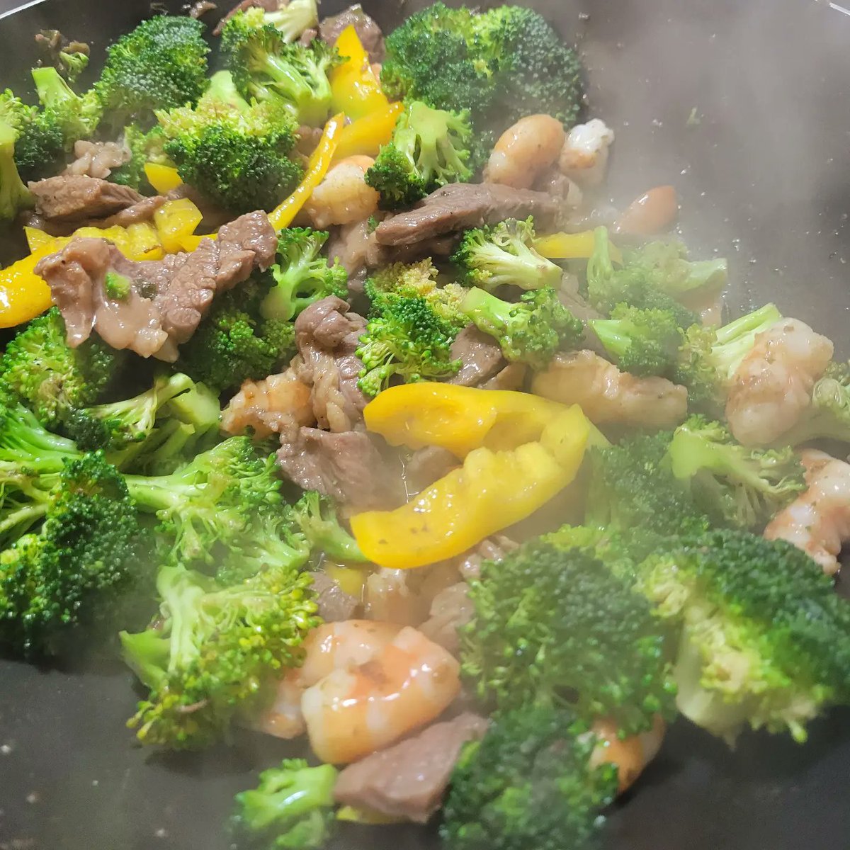 tlacamazatl's tweet photo. #stirfry #wok #shrimp #steakislife #food #beefandbroccoli https://t.co/MgMnIjLkn1