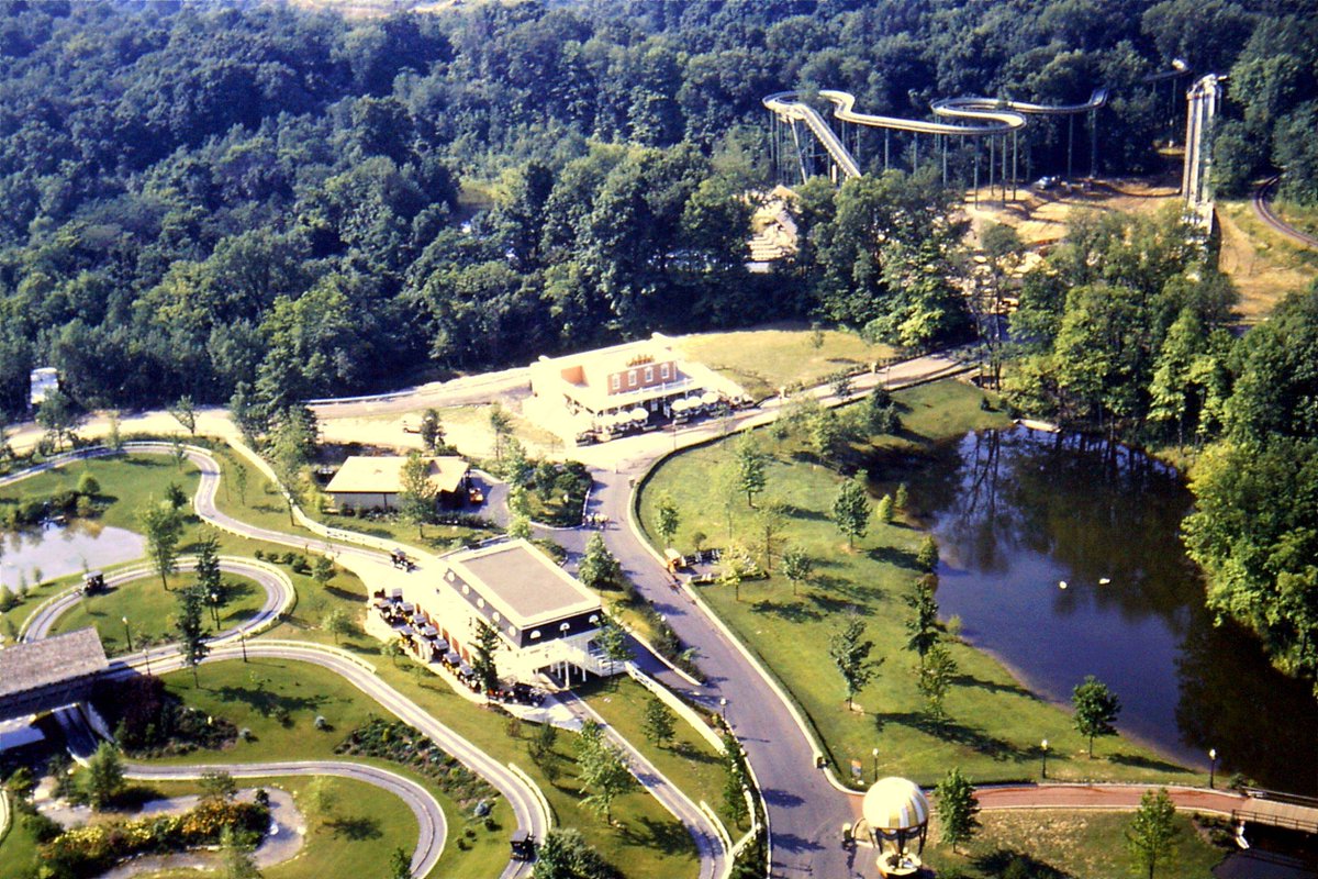 KIHistory's tweet photo. Remember Rivertown before Diamondback and The Beast? This 1973 shot showcases Rivertown Pizza (center) and Kenton's Cove Keelboat Canal (top right), both of which opened in 1973. (📸: @KICentral user Sergeant Pepper) https://t.co/tiajTFTuEU